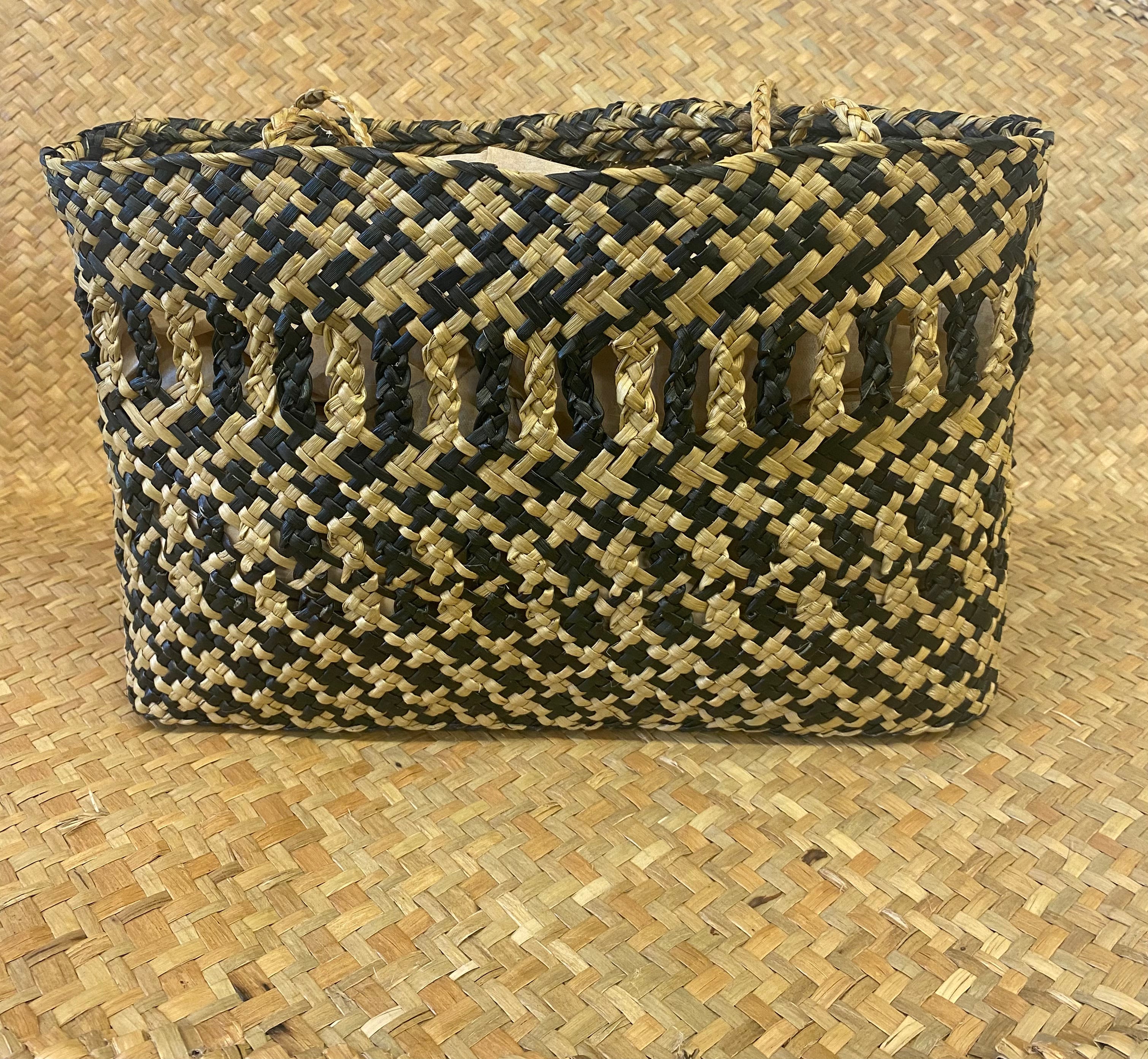 Kete Puareare by Janie Randerson